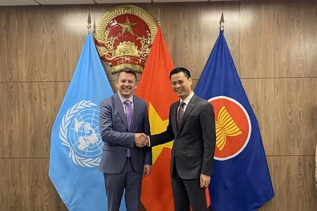 L'ambassadeur Dang Hoàng Giang (à droite) et Francis Drouin, président de l'Assemblée parlementaire de la Francophonie (APF). Photo : VNA.