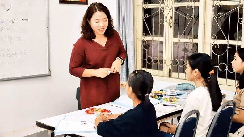Mme Huyên au cours gratuit de vietnamien. Photo : NDEL.
