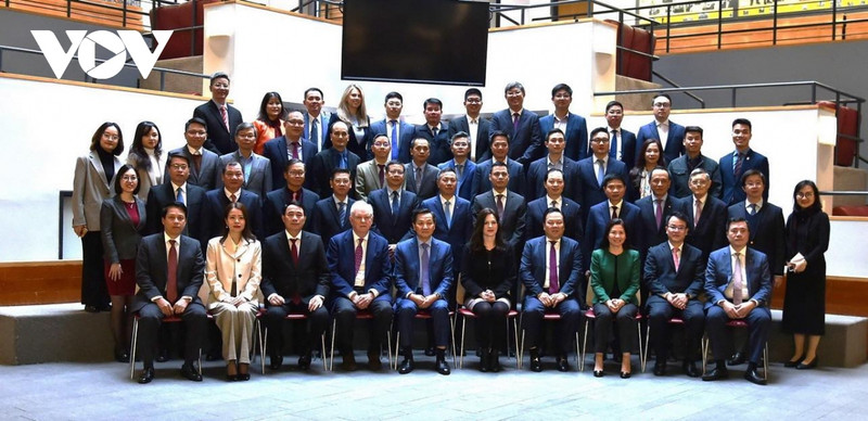 La délégation de haut rang du Vietnam conduite par le Vice-Premier ministre Lê Minh Khai, prend la photo avec des dirigeants de l'Université Harvard. Photo : VOV.