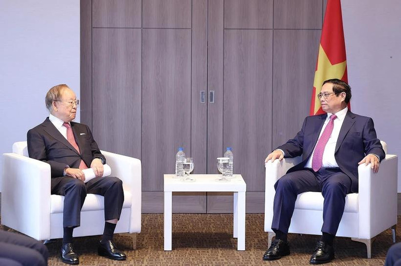 Le président du Groupe CJ, Sohn Kyung Shik, et le Premier ministre Pham Minh Chinh (droite). Photo : VNA.