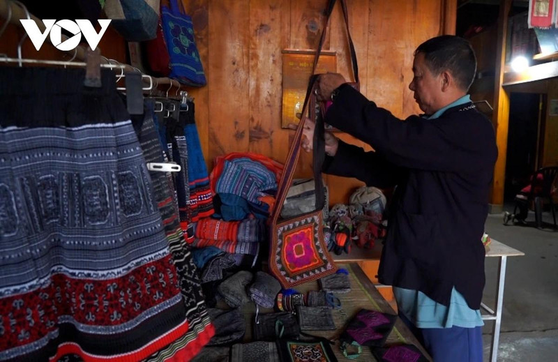 L’artisanat traditionnel est désormais devenu l’un des produits touristiques uniques, attirant de nombreux touristes. Photo : VOV.