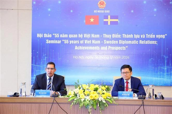 Le directeur du Département des affaires européennes, Bui Hà Nam (gauche) et l’ambassadeur de Suède au Vietnam, Son Johan Ndisi, président le séminaire. Photo : VNA.