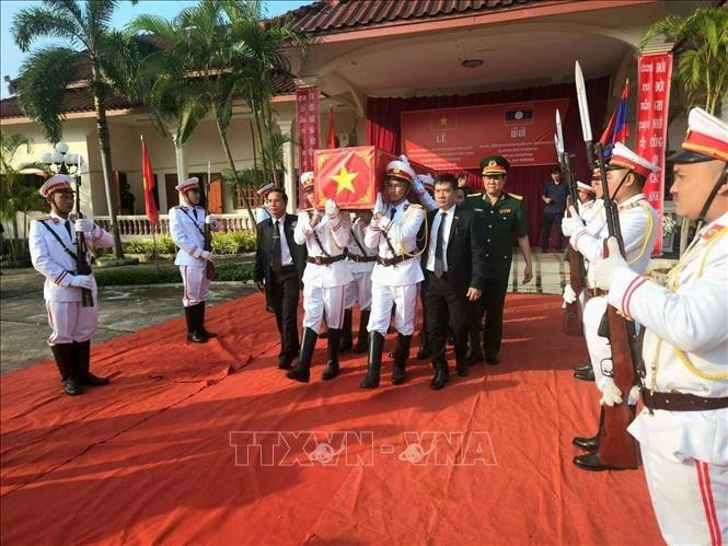 Cérémonie de rapatriement des restes de 12 martyrs, soldats volontaires et d'experts vietnamiens qui sont tombés dans deux provinces lao de Salavan et Sekong. Photo : VNA.