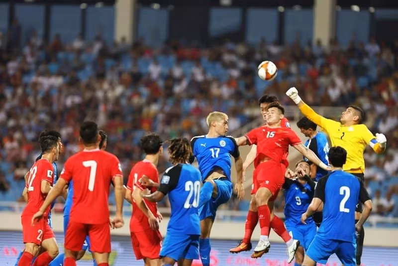 Une attaque de l'équipe vietnamienne devant le but des Philippines. Photo : VNA.