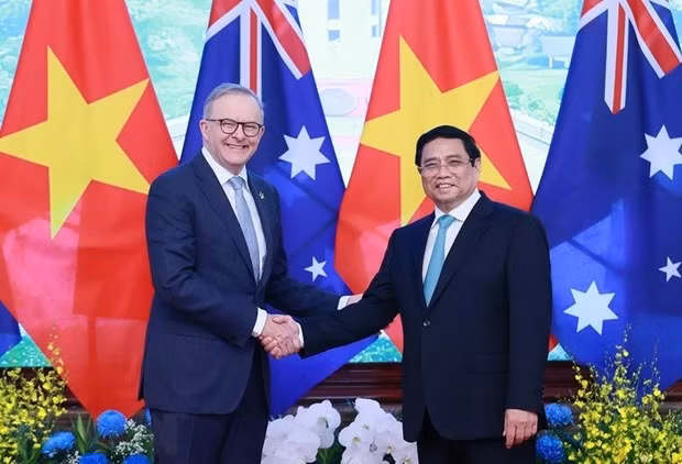 Le Premier ministre Pham Minh Chinh (à droite) et son homologue australien, Anthony Albanese. Photo: VNA