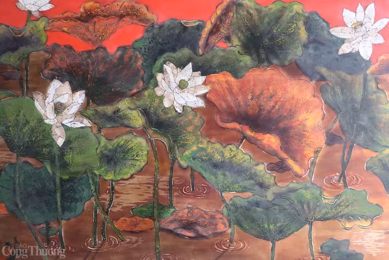 Au début des années 30 du siècle dernier, les premiers artistes vietnamiens étudiant à l’École des Beaux-Arts d’Indochine ont exploré et découvert d’autres matières pour créer des couleurs, comme les coquilles d’œufs, les escargots, les pousses de bambou… notamment en utilisant des techniques de broyage, créant ainsi des techniques de laque uniques pour créer de véritables peintures en laque. Les termes « laque » et « peinture sur laque » sont également apparus à partir de cette époque.