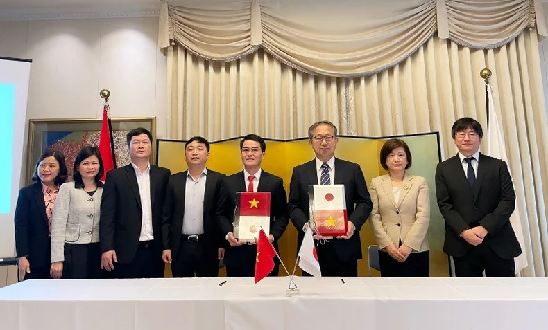 Lors de la signature des contrats d’aide non remboursables du Japon en faveur 8 projets à travers du Vietnam. Photo : NDEL
