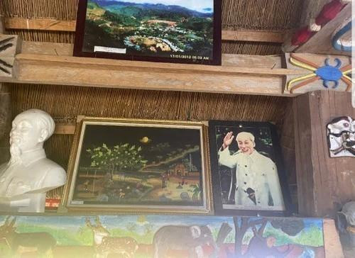 Statue et photo du président Hô Chi Minh dans une maison des Co Tu. Photo: VOV