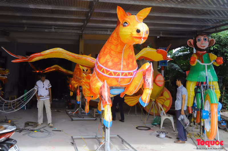 Les modèles lanternes « super grandes et géantes » de la Fête de la Mi-Automne sont devenus une marque de la Fête de la Mi-Automne à Tuyen Quang.