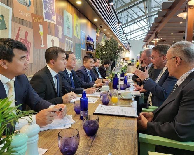 Le ministre vietnamien des Sciences et des Technologies Huynh Thành Dat avec le ministre des Sciences et des Arts de l’État de Hesse, Timon Gremmels, à Francfort. Photo : VNA.