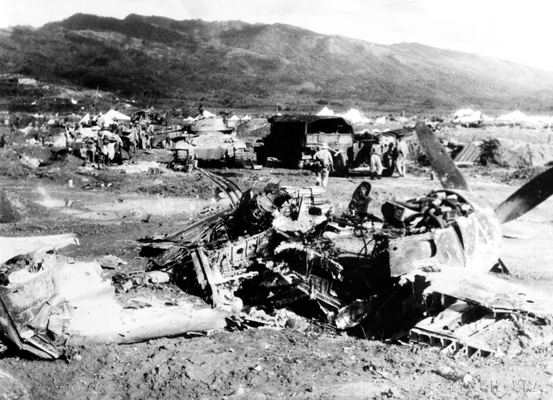 Des épaves d'avions abattus et détruits par nos troupes éparpillées sur le champ de bataille de Dien Bien Phu. Photo : VNA.
