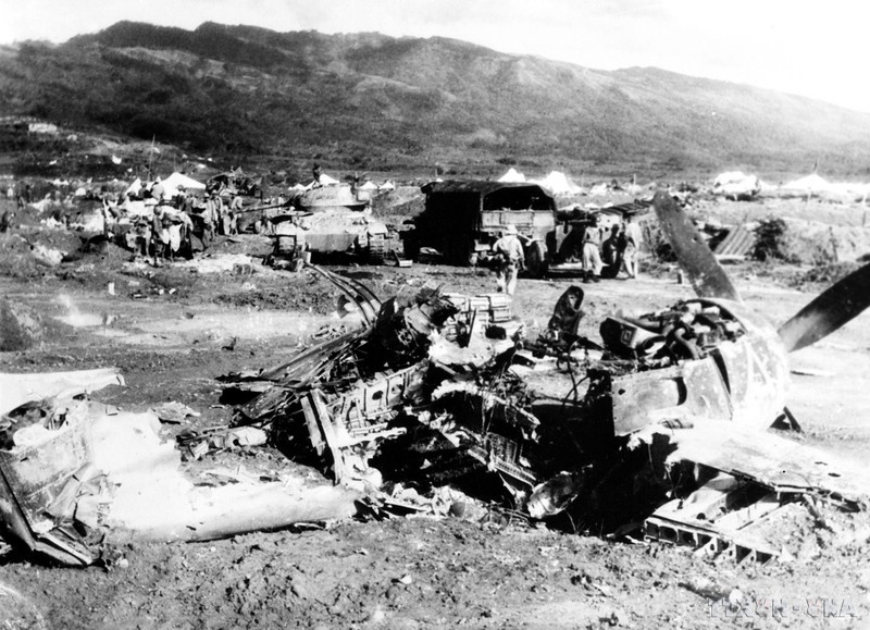 Des épaves d'avions abattus et détruits par nos troupes éparpillées sur le champ de bataille de Dien Bien Phu. Photo : VNA.