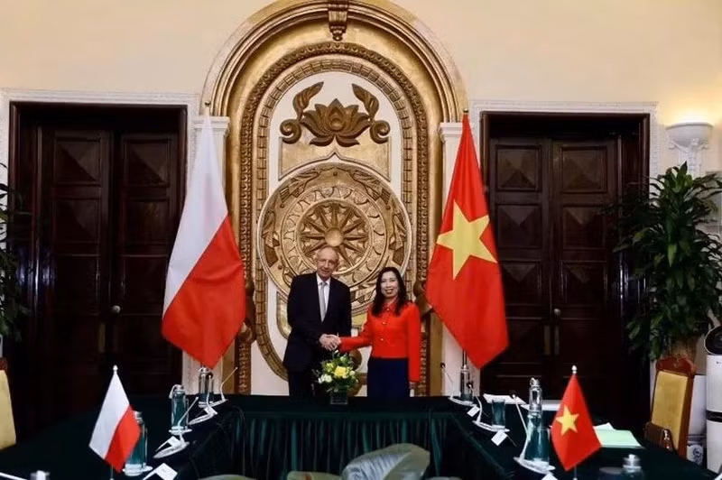 La vice-ministre des Affaires étrangères Lê Thi Thu Hang (à droite) et le secrétaire d'État polonais Władysław Teofil Bartoszewski, le 11 décembre à Hanoi. Photo : baoquocte.vn