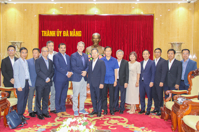 La délégation du groupe américain Nvidia conduite par son vice-président, Keith Strier, reçu par le secrétaire du Comité municipal du Parti de Dà Nang, Nguyen Van Quang. Photo : danang.gov.vn