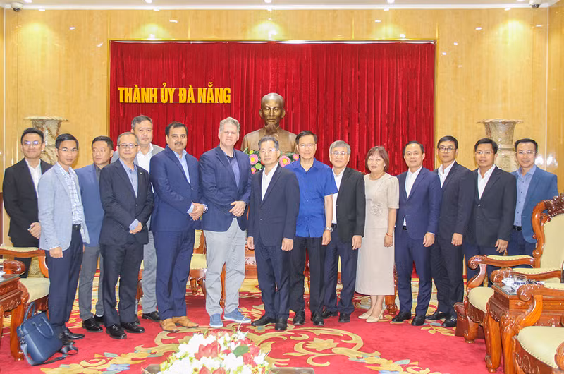 La délégation du groupe américain Nvidia conduite par son vice-président, Keith Strier, reçu par le secrétaire du Comité municipal du Parti de Dà Nang, Nguyen Van Quang. Photo : danang.gov.vn