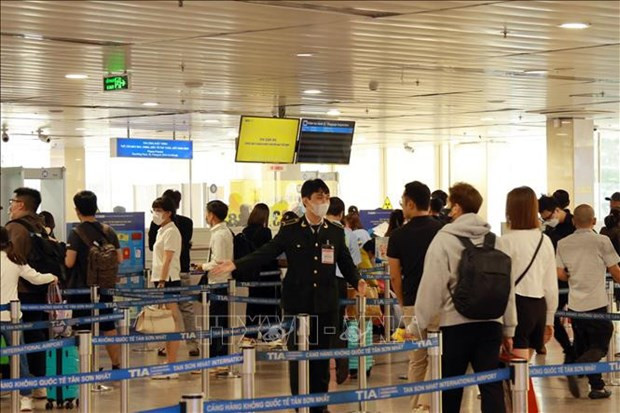 Des passagers se déplacent vers la zone de contrôle de sécurité. Photo : VNA.