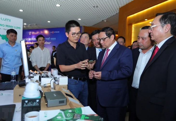 Le Premier ministre Pham Minh Chinh à l'exposition des produits scientifiques et technologiques, en mai 2023. Photo : VNA.