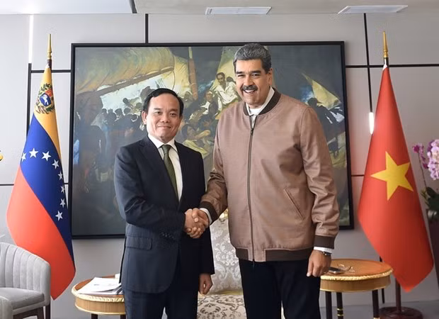 Le président vénézuélien Nicolás Maduro Moros et le vice-Premier ministre Tran Luu Quang (gauche). Photo: VNA