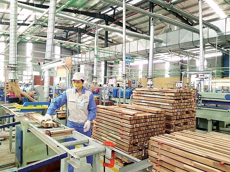 Au premier semestre 2024, la valeur des exportations de bois et de produits forestier du Vietnam a atteint 7,95 milliards de dollars, soit une hausse de 21,2% sur un an. Photo : congthuong.vn