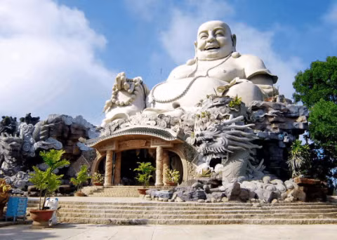 La statue de Bouddha Di Lac placée au sommet de la montagne Cam. Photo : sggp.org.vn