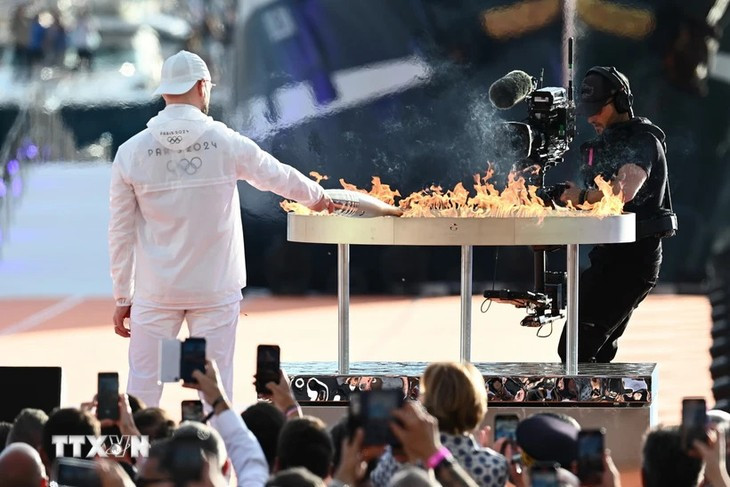 Le rappeur Jul a allumé le chaudron olympique sur le Vieux-Port. Photo : Julien Mattia.