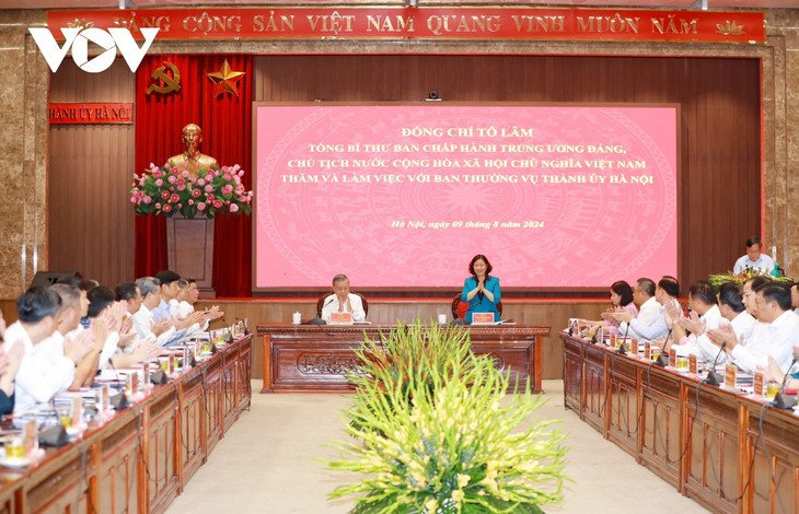 Le Secrétaire général du Parti et Président de la République Tô Lâm travaille avec la permanence du Comité du Parti de la ville de Hanoï. Photo : VOV.