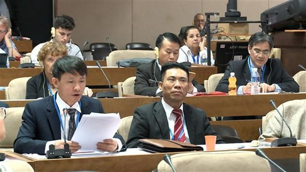Le rédacteur en chef adjoint de la Maison d’édition Politique nationale – Vérité, Vo Van Be (à gauche), chef de la délégation du PCV à la 2e Rencontre internationale des publications théoriques, des partis et des mouvements de gauche, à La Havane, à Cuba. Photo : VNA.
