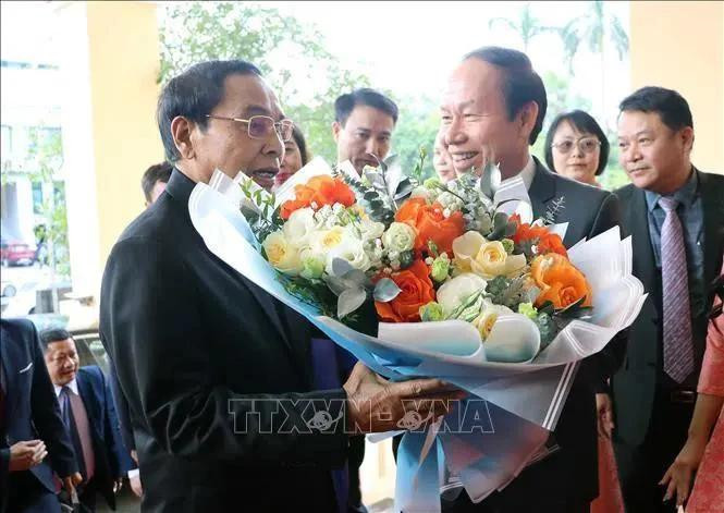 Bounthong Chitmany (gauche), membre du Bureau politique, secrétaire permanent du Secrétariat du PPRL et vice-président du Laos à Hai Phong. Photo : VNA.