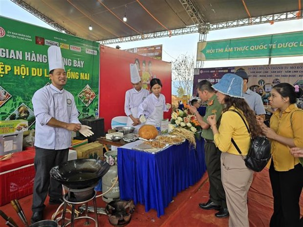 Des touristes dégustent des plats lors du concours. Photo : VNA.