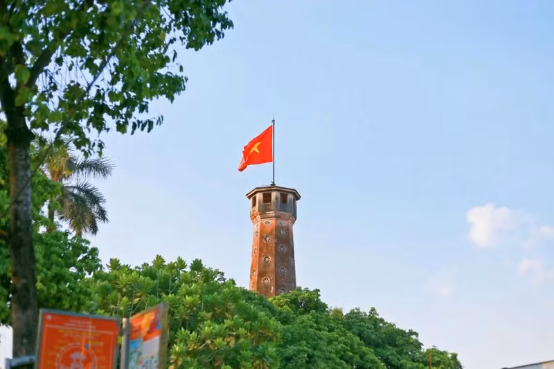 Autour de la zone de la tour du drapeau de Hanoi, des images significatives ont également été placées. Il y a soixante-dix ans, dans l'après-midi du 10 octobre 1954, la première cérémonie de lever du drapeau a eu lieu à la tour du drapeau, juste après la libération de la capitale. Photo : baoquocte.vn