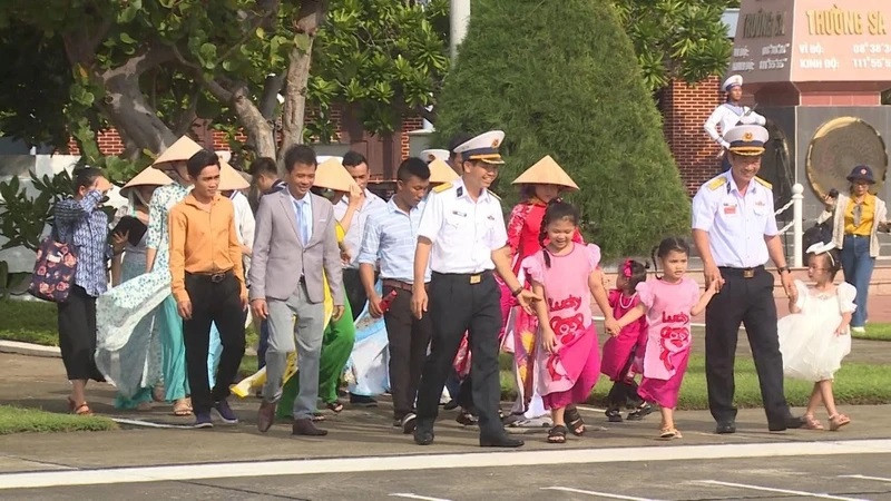 Dans l’ambiance des couleurs des fleurs d'abricot et de pêcher, des performances musicales joyeuses, le printemps sur l'île de Truong Sa est chaleureux et joyeux. Photo : NDEL.