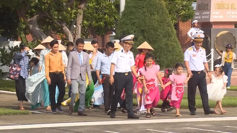 Dans l’ambiance des couleurs des fleurs d'abricot et de pêcher, des performances musicales joyeuses, le printemps sur l'île de Truong Sa est chaleureux et joyeux. Photo : NDEL.