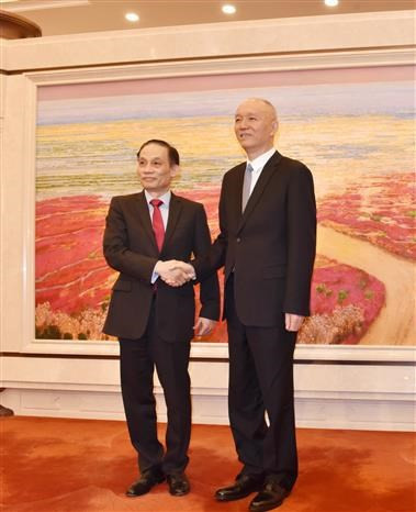 Lê Hoài Trung (à gauche) et Cai Qi. Photo : VNA.