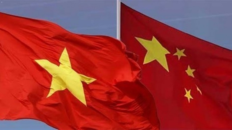 Les drapeaux du Vietnam et de la Chine. Photo : VOV.