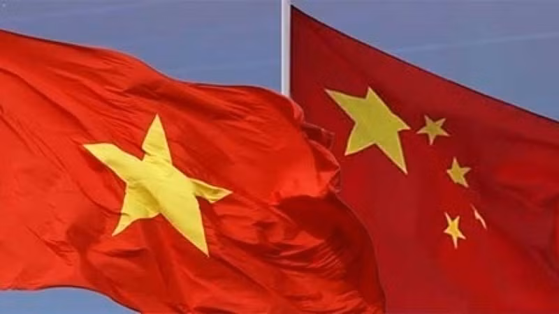 Les drapeaux du Vietnam et de la Chine. Photo : VOV.