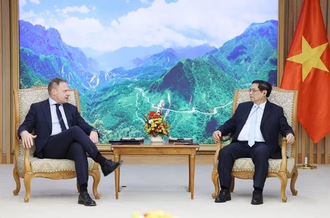 Le Premier ministre Pham Minh Chinh (à droite) et le ministre de l’Agriculture, de la Souveraineté alimentaire et des Forêts de l'Italie, Francesco Lollobrigida. Photo : VNA.