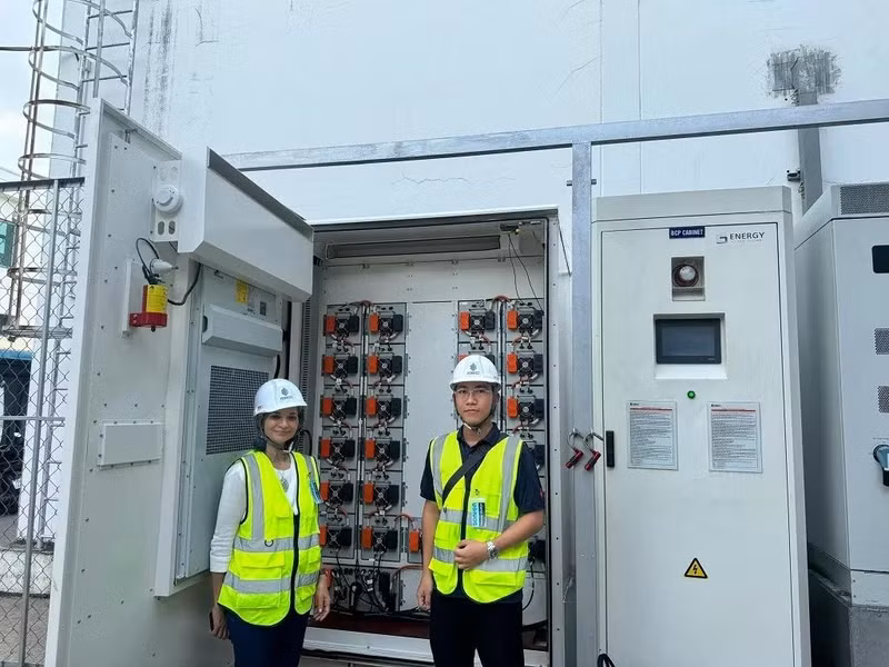 Sunita Dubey, représentante nationale du GEAPP au Vietnam lors d'une visite du système BESS au parc de haute technologie de Hô Chi Minh-Ville. Photo : baoquocte.vn