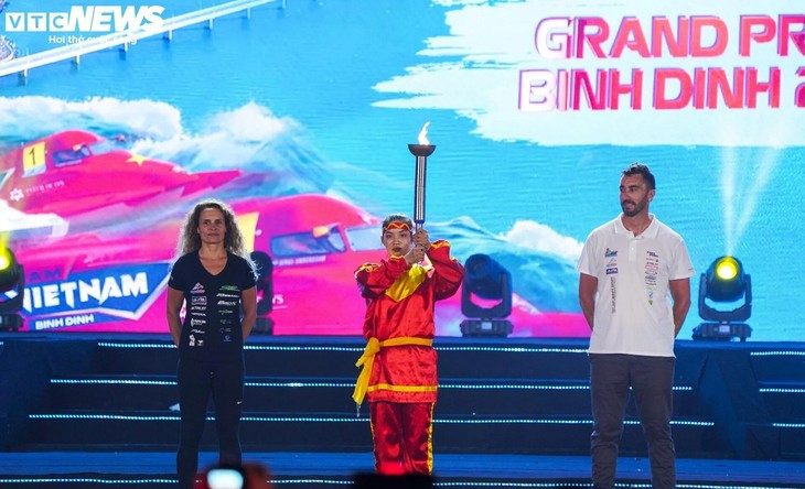 De gauche à droite: Jessica Chavane, championne du monde de ski féminin de l’UIM ABP Aquabike 2023, Nguyên Thi Thanh Tiên, multi-championne en kick boxing vietnamienne, et Jérémie Perez, triple champion du monde UIM ABP Aquabike. Photo : VTCNews.