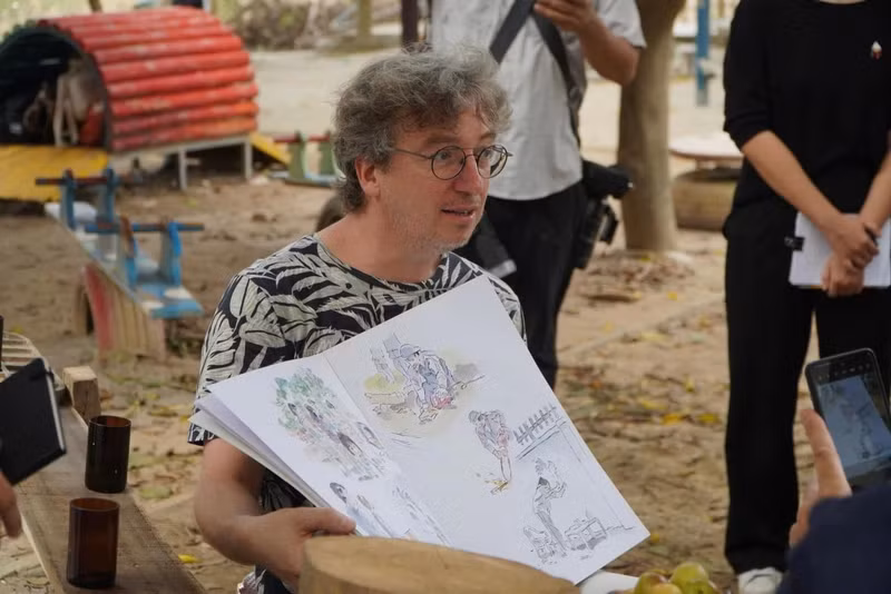 L'artiste français Maxime Péroz souhaite utiliser l'art pour diffuser des messages sur l'environnement. Photo : baoquocte.vn