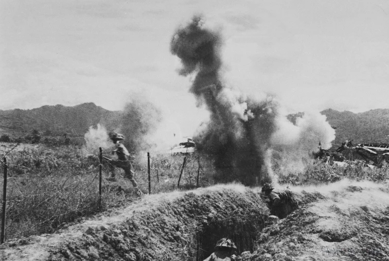 De violents combats ont lieu sur la position 206. Photo : VNA