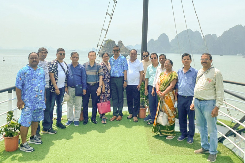 Les membres de la délégation de l'ISCUF visitent la baie d'Ha Long. Photo : baoquangninh.vn