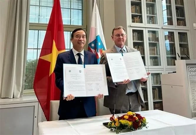 Le secrétaire adjoint du Comité du Parti et le président du Comité populaire de la ville de Da Nang, Le Trung Chinh (gauche) et le Premier ministre de l'État de Thuringe de l’Allemagne, Bodo Ramelow, ont signé un protocole d'accord de coopération. Photo : VNA