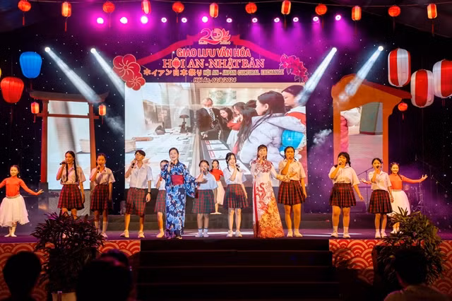 Une performance artistique est présentée lors de la cérémonie d'ouverture du 20e échange culturel annuel entre Hoi An et le Japon. Photo : VNA.
