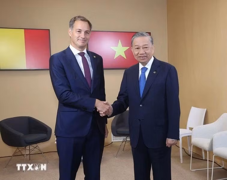 Le Premier ministre belge Alexander De Croo et le secrétaire général du Parti et président To Lam (droite). Photo : VNA.