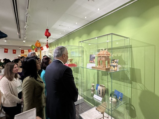 Des visiteurs contemplent des objects exposés. Photo : VNA.