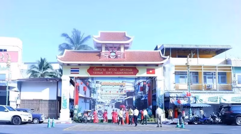Porte de la rue culturelle Thaïlande-Vietnam à Nakhon Phanom. Photo : VNA.