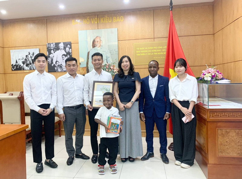 Lors de la rencontre entre la vice-ministre des Affaires étrangères et présidente du Comité d’État chargée des affaires des Vietnamiens d’outre-mer, Le Thi Thu Hang et Quang Linh, et les représentants de la Team Africa. Photo : baoquocte.vn