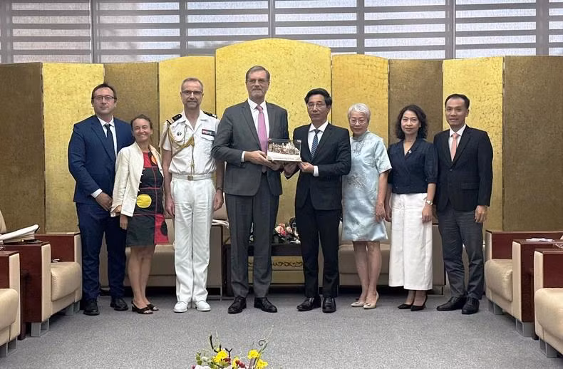 Lors de la réunion entre le vice-président du Comité populaire municipal Trân Chi Cuong et l’ambassadeur de France au Vietnam, Olivier Brochet. Photo : NDEL.