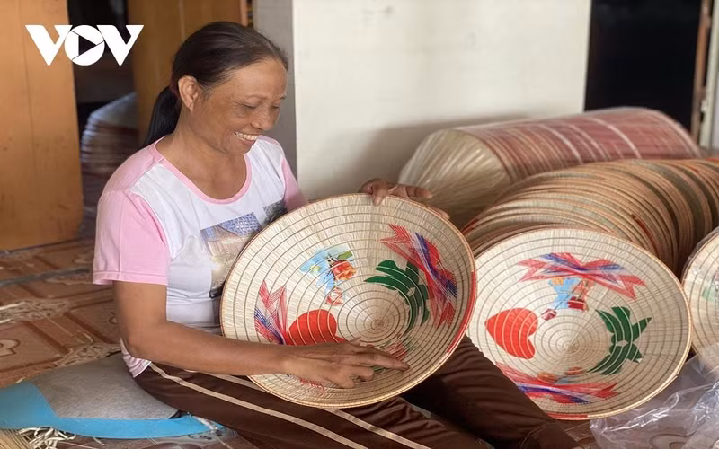 En tant que professionnelle avec près de 30 ans d'expérience, avec son amour et son désir de préserver et de développer le métier traditionnel, Pham Thi Phuong, une habitante du district d'An Thi, province de Hung Yen, a confié : « Cela en vaut vraiment la peine. Je crains qu'il y ait de moins en moins de personnes qui apprennent ce métier. J'espère que les prochaines générations accorderont plus d'attention au métier de confection des chapeaux coniques et que, non seulement ils le maintiennent, mais développeront et créeront également des chapeaux plus artistiques et plus beaux ».