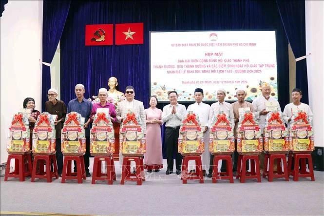 Pham Minh Tuan, vice-président du Comité municipal du FPV (centre) remet des cadeaux aux représentants des Conseils de gestion des mosquées et des oratoires à l'occasion de la fête Raya Idil Adha. Photo : VNA.